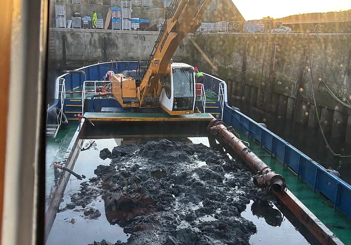 La draga la 'Nalona' participó en la extracción de los lodos.