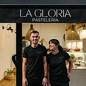 Los turoneses Adrián Álvarez y Bárbara Pereira, en la pastelería La Gloria.