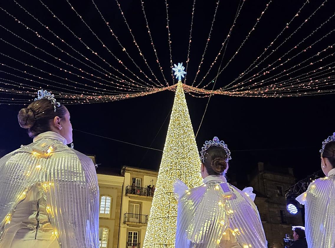 Las hadas bailarinas contemplan el árbol de Navidad de la Plaza España.