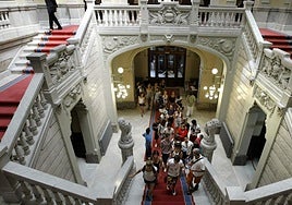 Escalera de honor del Palacio de la Junta General del Principado de Asturias, durante unas jornadas de puertas abiertas.