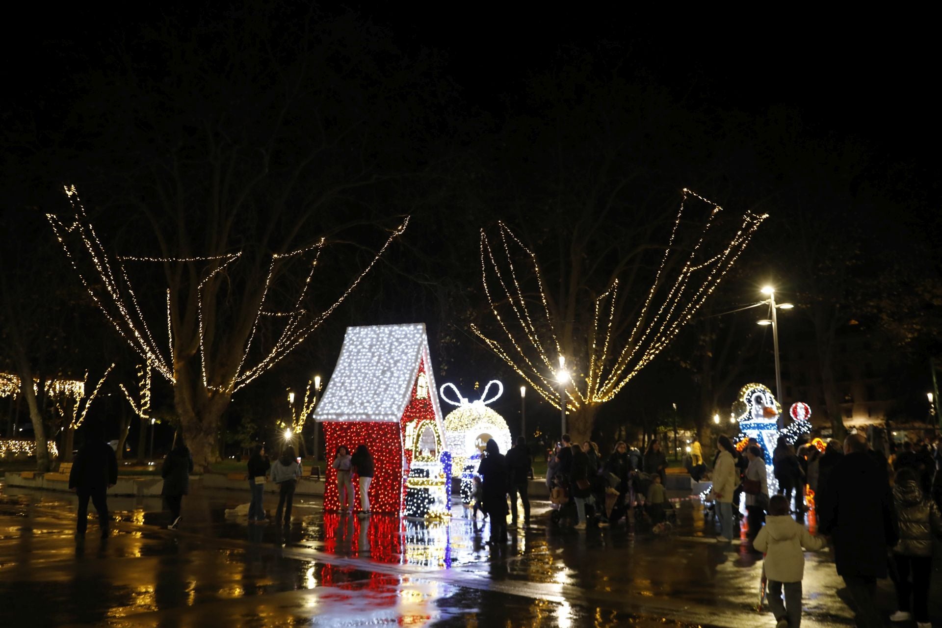 La Navidad ya está en Avilés con el encendido de sus luces y adornos