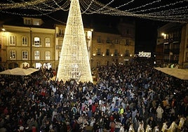 La Navidad ya está en Avilés con el encendido de sus luces y adornos