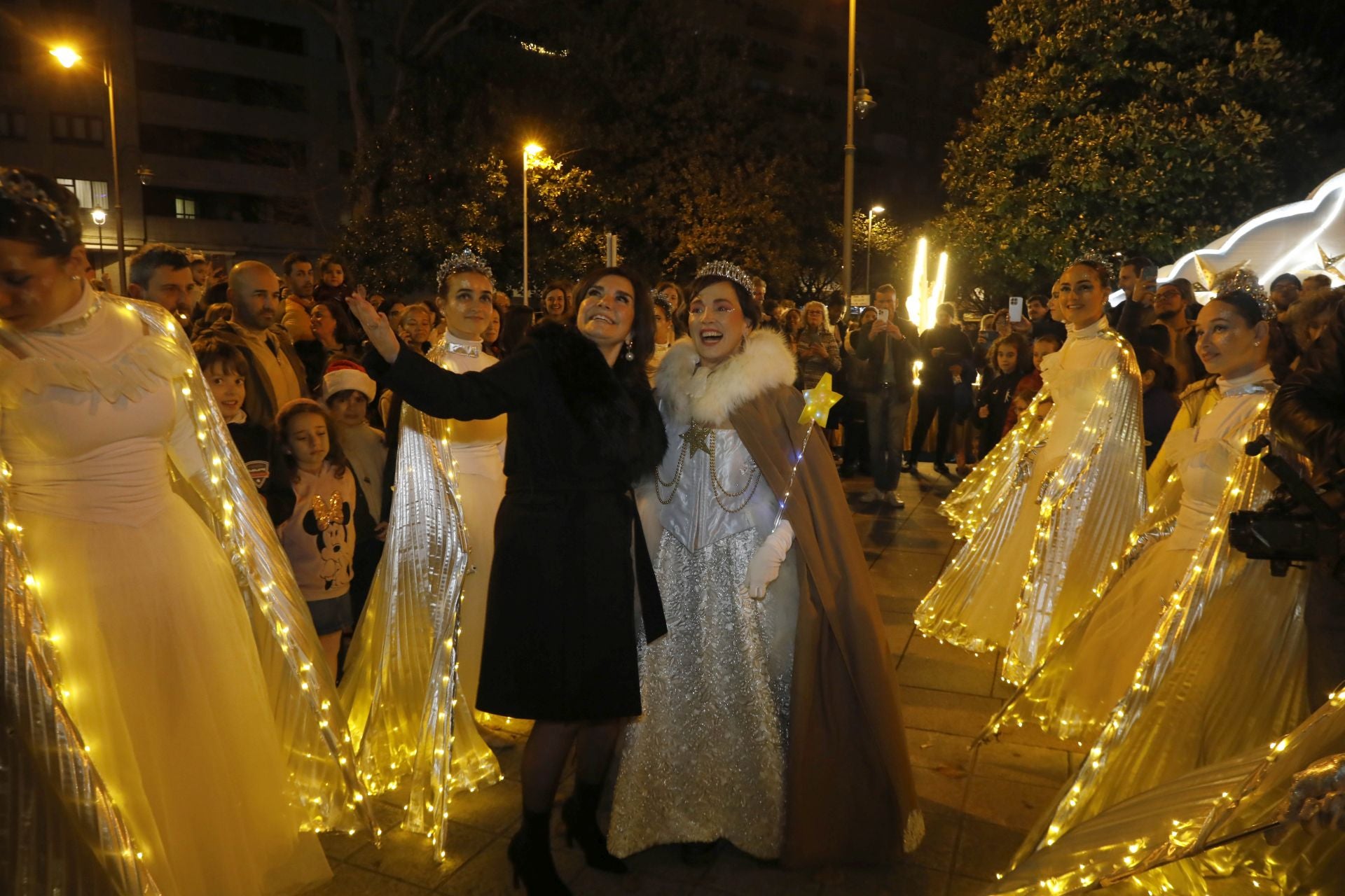 La Navidad ya está en Avilés con el encendido de sus luces y adornos