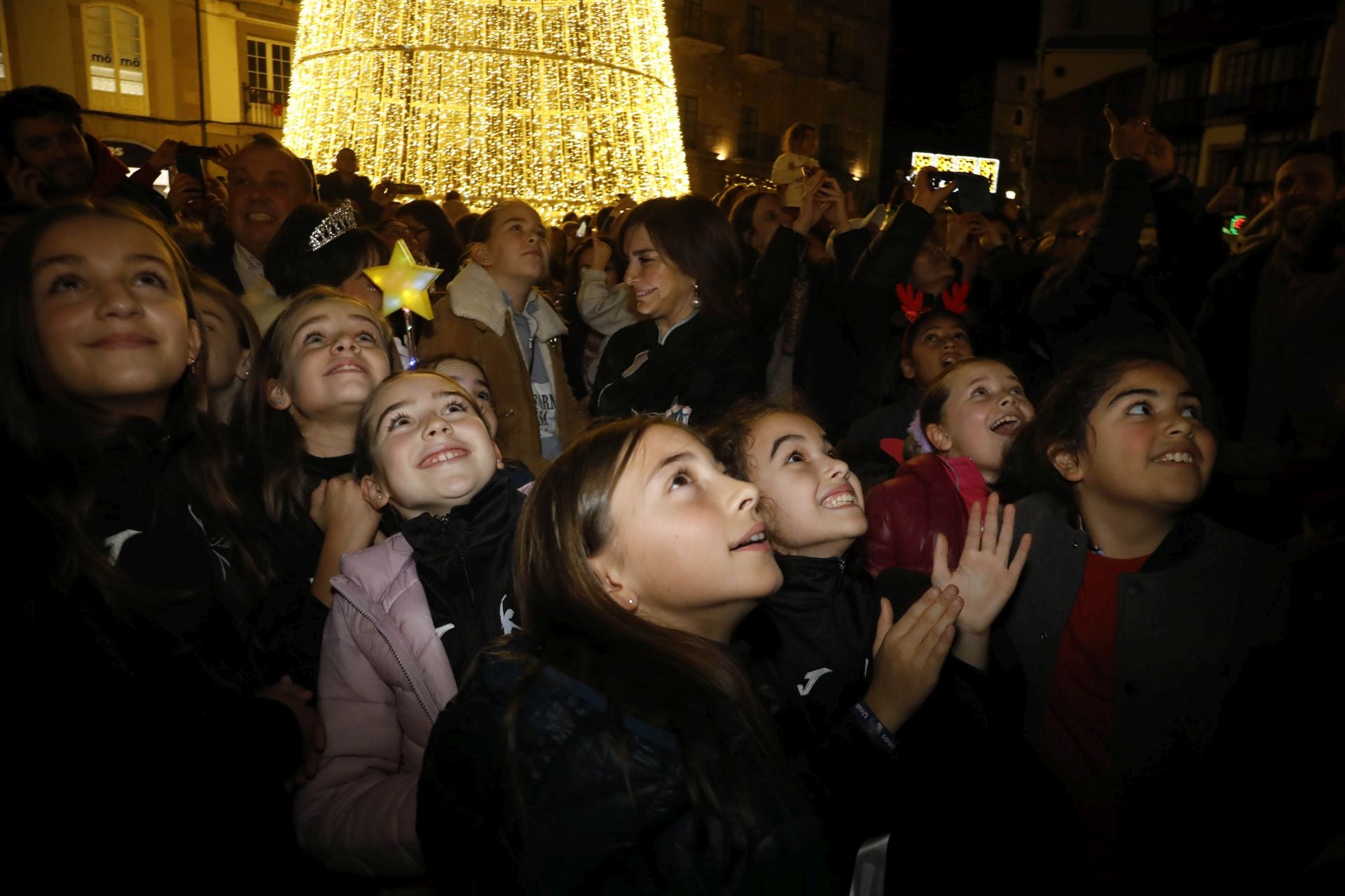 La Navidad ya está en Avilés con el encendido de sus luces y adornos