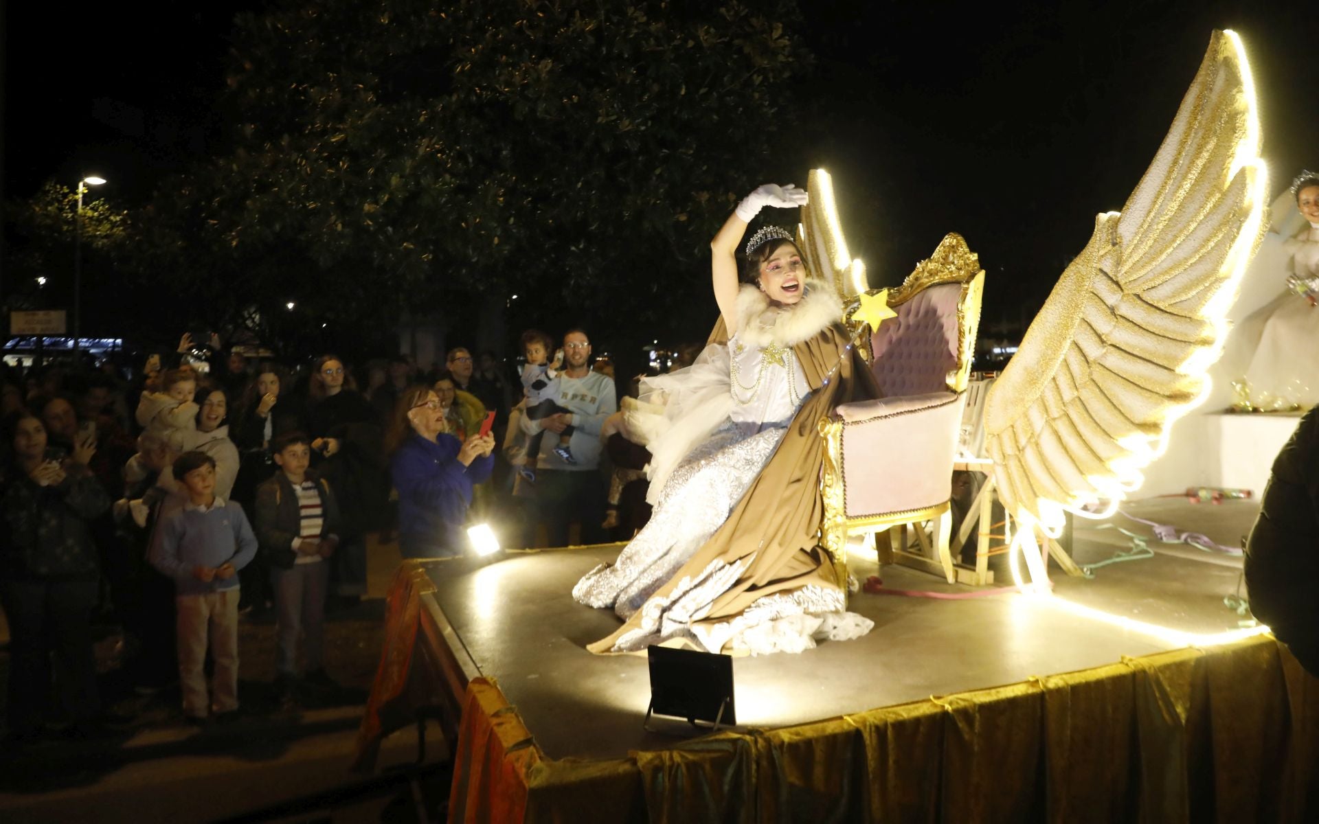 La Navidad ya está en Avilés con el encendido de sus luces y adornos