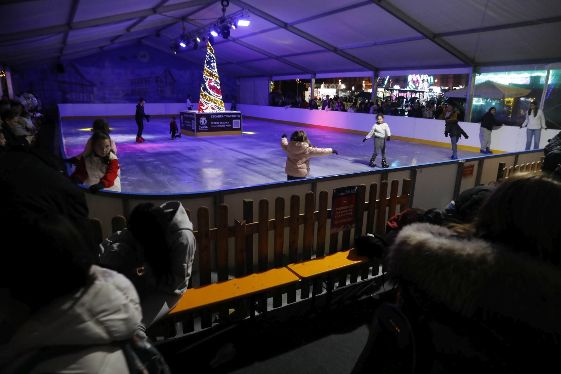 La Navidad ya está en Avilés con el encendido de sus luces y adornos