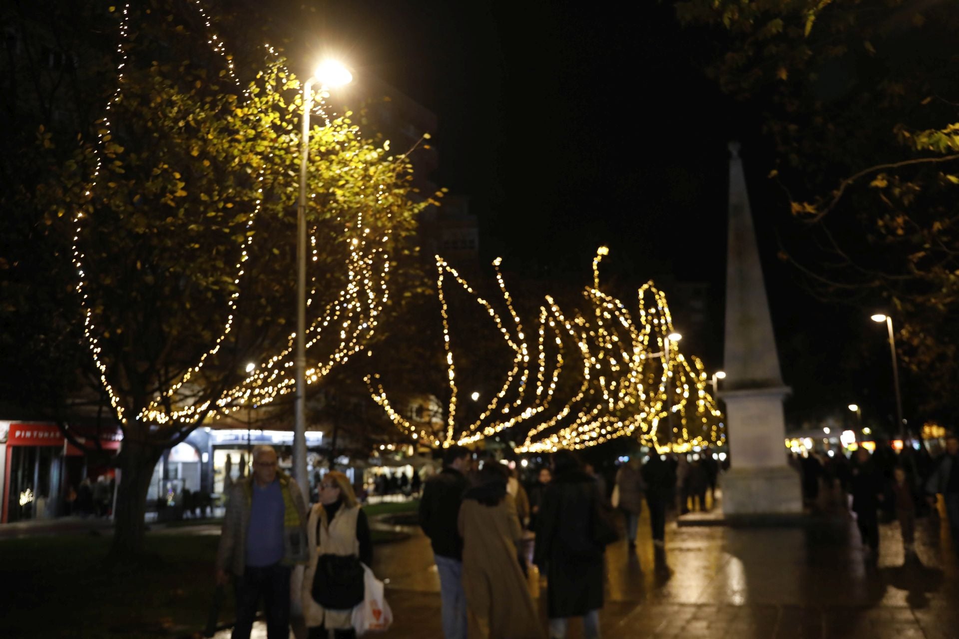 La Navidad ya está en Avilés con el encendido de sus luces y adornos