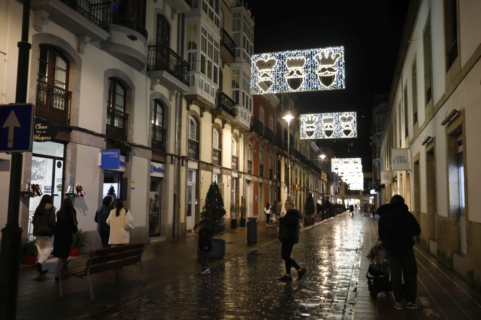 La Navidad ya está en Avilés con el encendido de sus luces y adornos