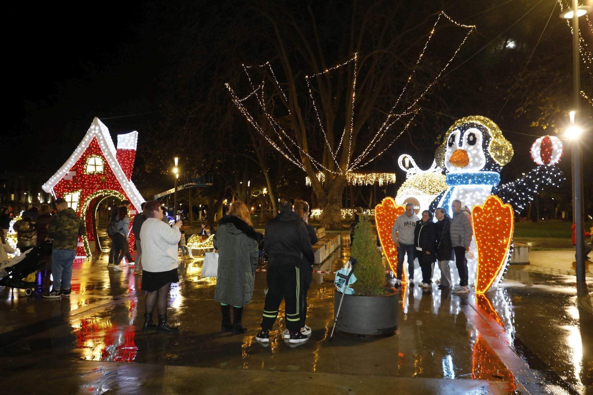 La Navidad ya está en Avilés con el encendido de sus luces y adornos