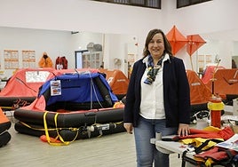 Marlene Bartolomé, nueva directora de la Escuela Superior de Marina Civil, en la sala donde se guardan los elementos de Seguridad Marítima, la asignatura que ella imparte en segundo curso.