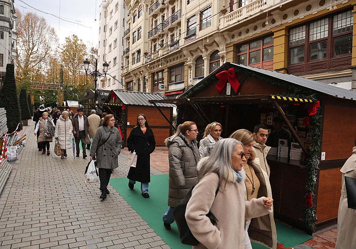 El mercado de Navidad EL Camino en la calle Mlicias Nacionales.