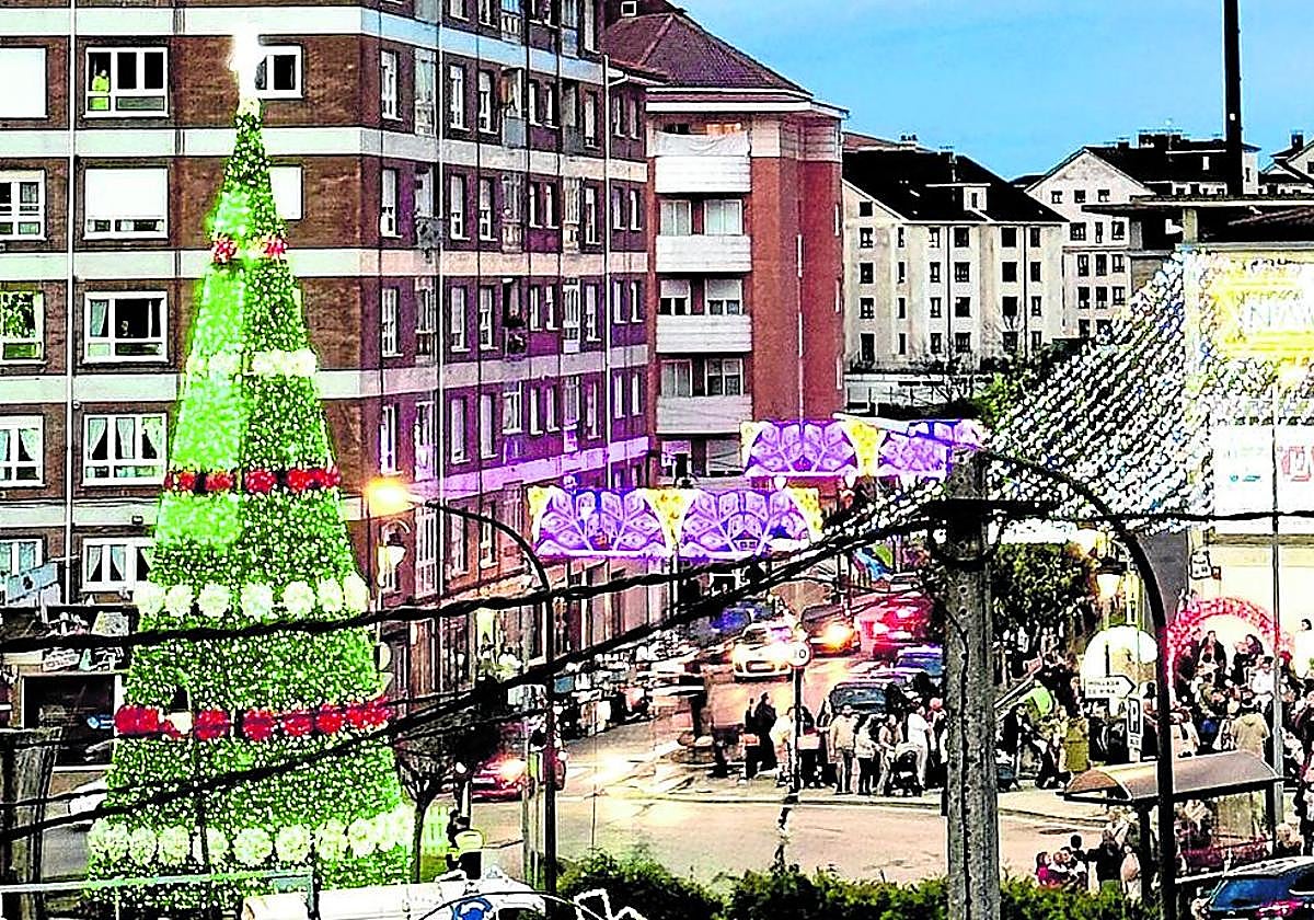 La plaza de la fuente de colores, tras el encendido.