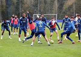 Los jugadores del Real Oviedo realizan un rondo en el entrenamiento de ayer en El Requexón.