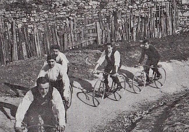 1908. Velódromo privado de los hermanos De la Cuesta junto al caserón que acabó siendo colegio.