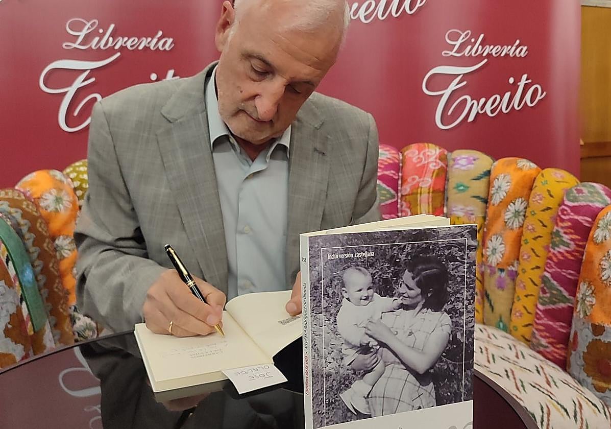 L'escritor cangués firmando la so obra na llibrería Treito de Llión.