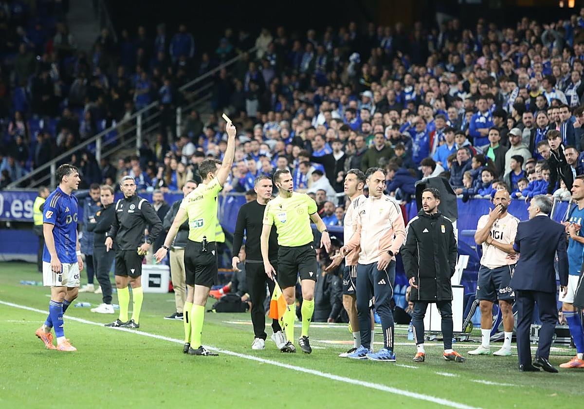 El árbitro enseño dos amarillas al banquillo por las protestas.