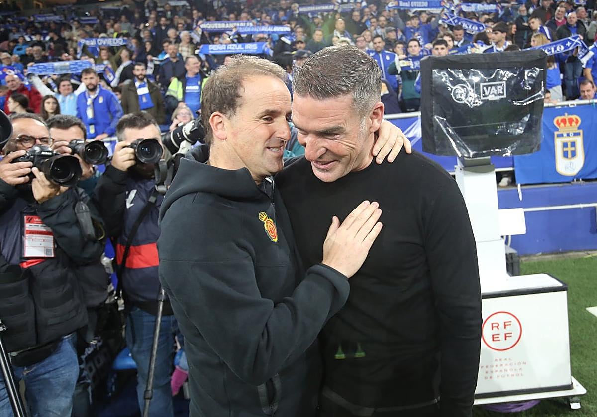 Arrasate saluda de forma muy efusiva a Carrión antes del partido.