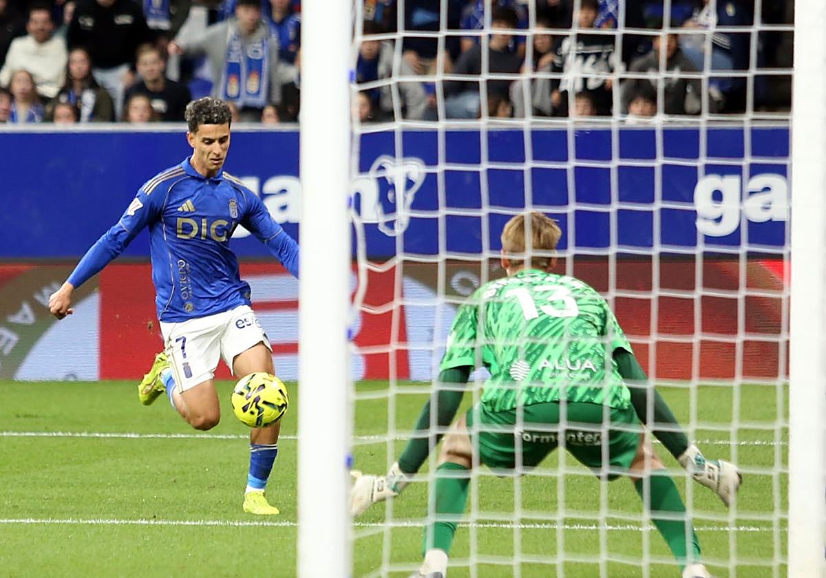 El ovetense Chaira, ante el 'gigante' Bergtröm, portero del Mallorca, en una oportunidad que se marró.