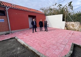 Iván Fernández y Jorge Suárez junto a un miembro de la Asociación de Vecinos El Castiellu .