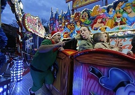 Un elfo persigue a los pasajeros del tren de la alegría en La Exposición.