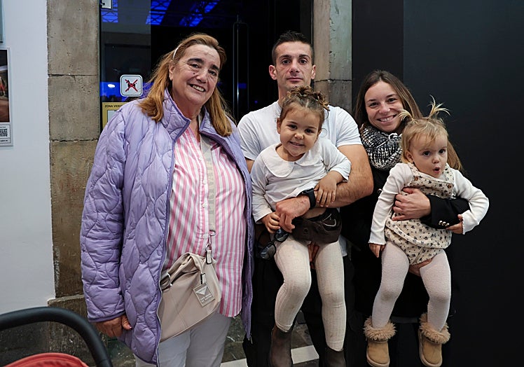 Nines Marcos, acompañada por su hijo Sergio, su nuera Vicky y sus dos nietas, Vega y Valle, a la salida del Belén.