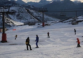 Esquiadores en al zona alta de Valgrande-Pajares