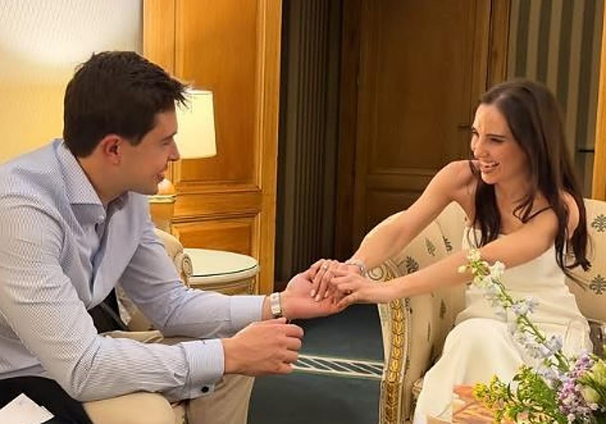 Los novios, en la preboda e una imagen subida por Alice Campello a sus redes.