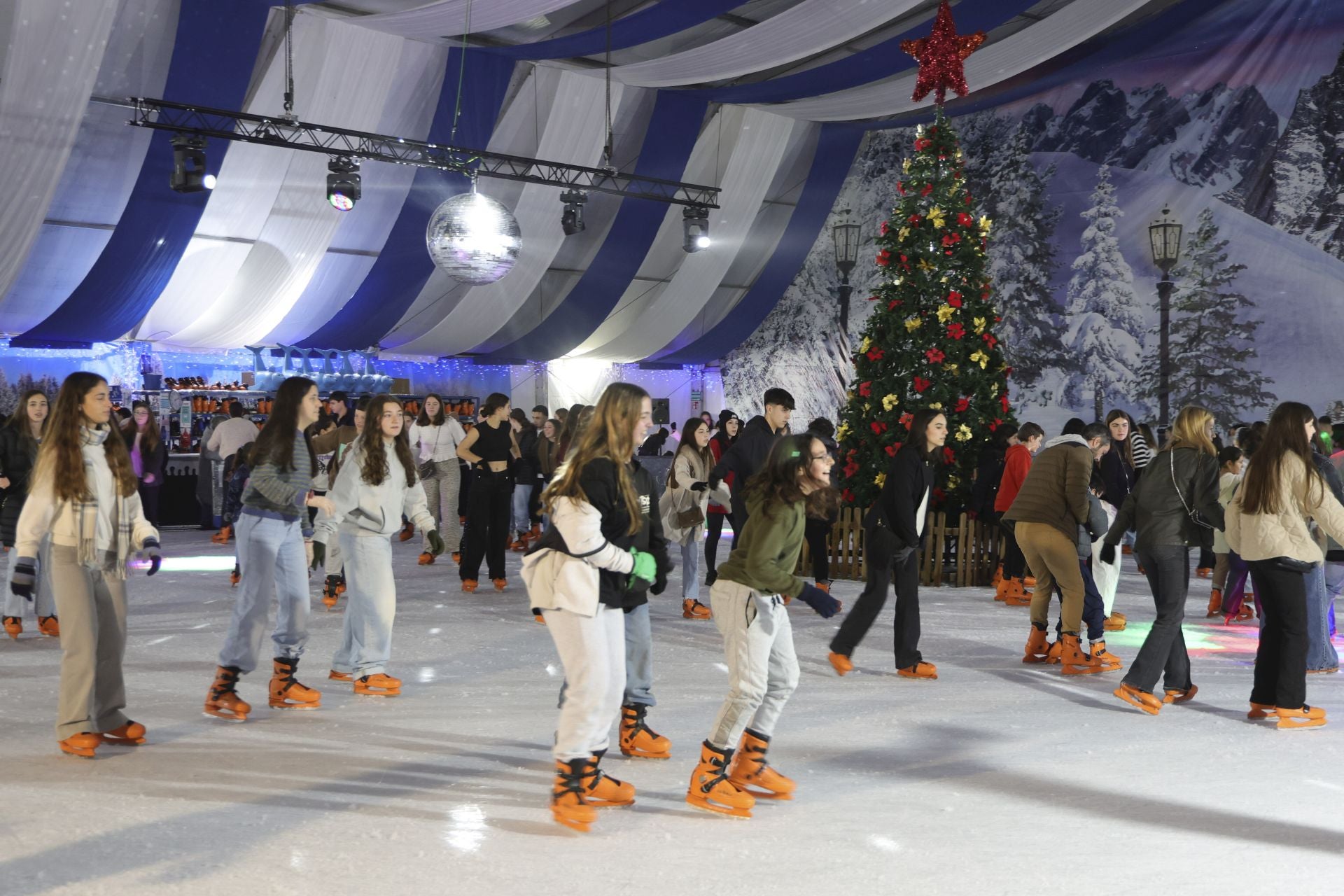 Luces, belenes, mercados y hasta pistas de patinaje: el puente de diciembre en Asturias lo tiene todo