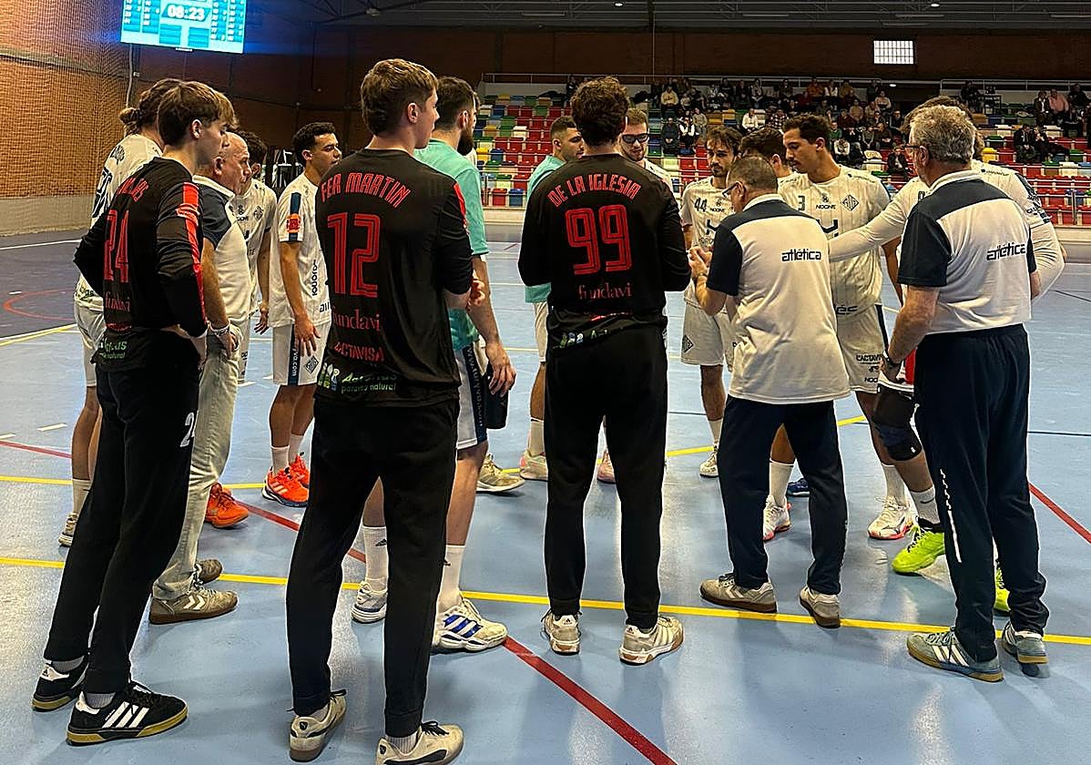 El técnico Juan Muñiz da indicaciones a sus jugadores durante un tiempo muerto.