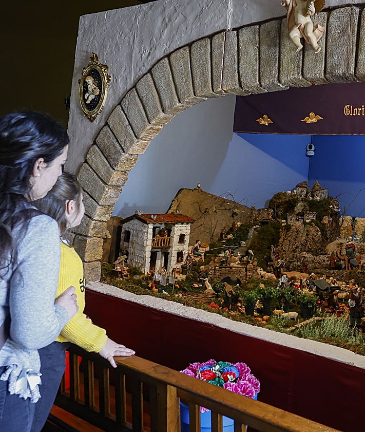Imagen secundaria 2 - Belenes de la iglesia parroquial, el Museo de Semana Santa y las clarisas.