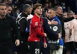 Santi Cazorla, capitán del Real Oviedo, abandona el terreno de juego tras su expulsión en el partido ante el Mallorca.