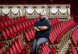 El tenor canario Celso Albelo, en el patio de butacas del Teatro Campoamor.