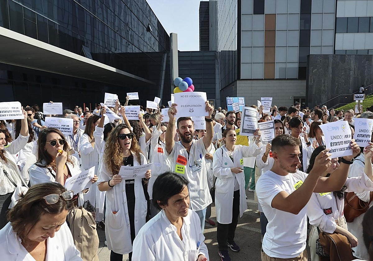 Médicos que se sumaron a la protesta organizada el pasado 3 de octubre en contra de la reforma dell Estatuto Marco.