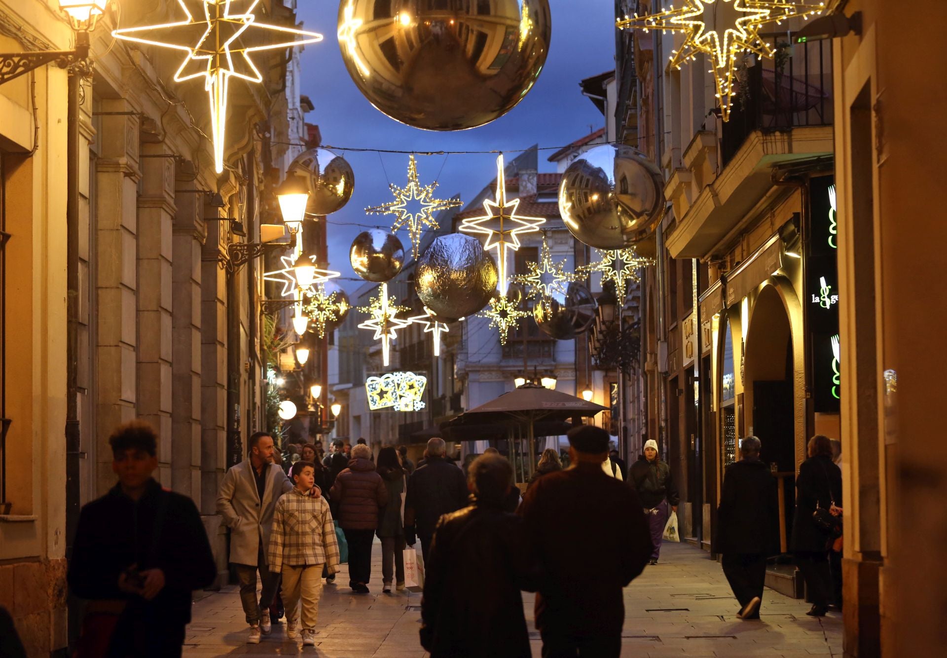 Luces, belenes, mercados y hasta pistas de patinaje: el puente de diciembre en Asturias lo tiene todo
