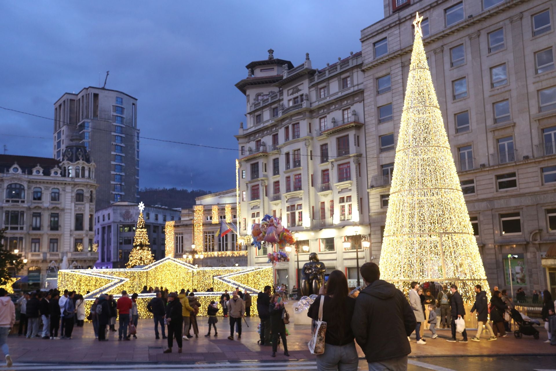 Luces, belenes, mercados y hasta pistas de patinaje: el puente de diciembre en Asturias lo tiene todo