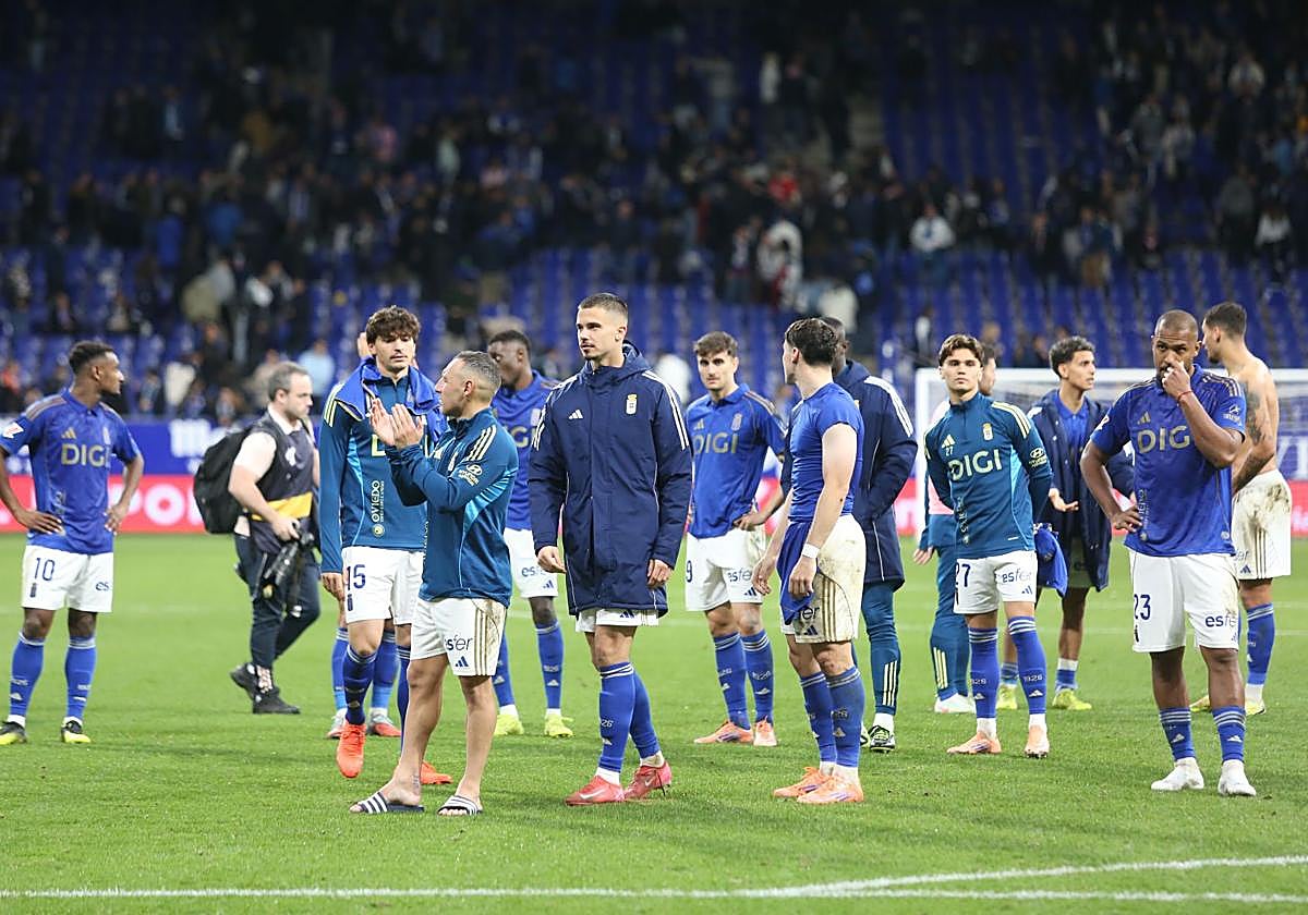 Jugadores del Real Oviedo, tras el partido ante el Mallorca.