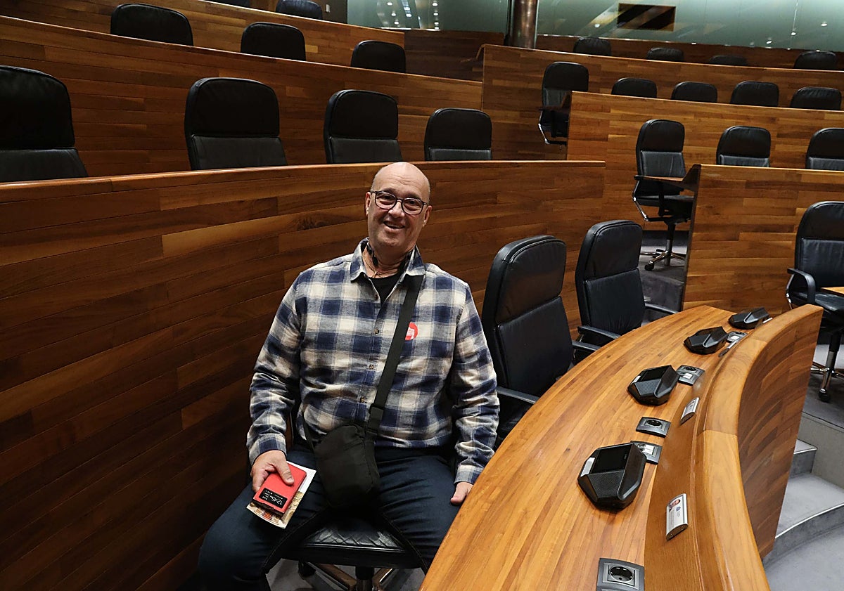 Imagen principal - En la primera foto, el Adrián Barbón canario. En la segunda, los visitantes en la escalera imperial, mirando hacia las vidrieras. En la tercera, Elisa Martínez, junto al traje y las mazas de los maceros.