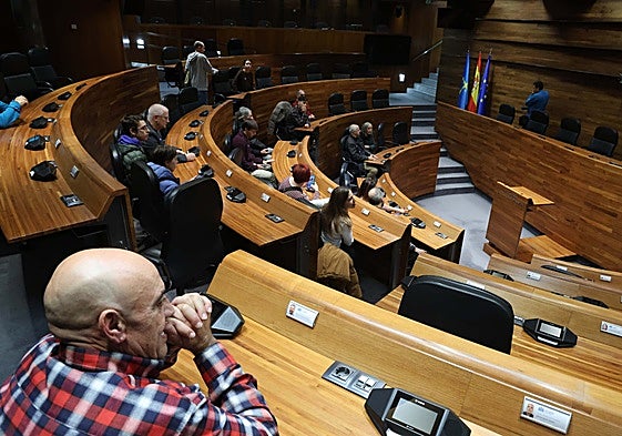 Uno de los grupos que visitó la Junta, sentado en el hemiciclo asturiano.