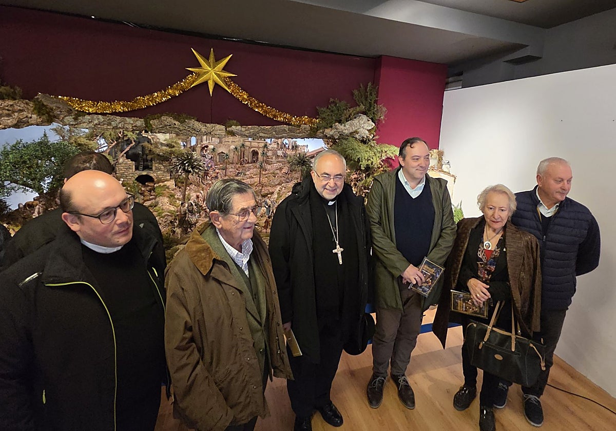 Celestino Riesgo, José Cardín, Jesús Sanz, Alejandro Vega, Plácida Novoa y Luis Fernández ante el Nacimiento en la Fundación Cardín.