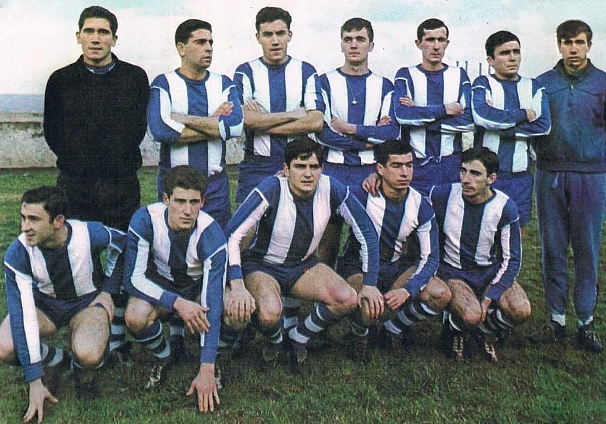 Carbayedo de 1967 en tercera división. Arriba: Huergo, Coto, Angelín, Leocadio, Mendoza, Urbano y Concejo. Abajo: Menéndez, José Luis, Rosal, Luisín y Toño.