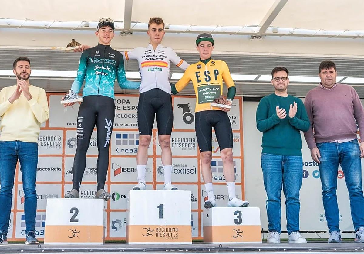 Benjamín Noval, en lo más alto del podio de la prueba, y Martín Fernández, el campeón, en el tercer cajón.