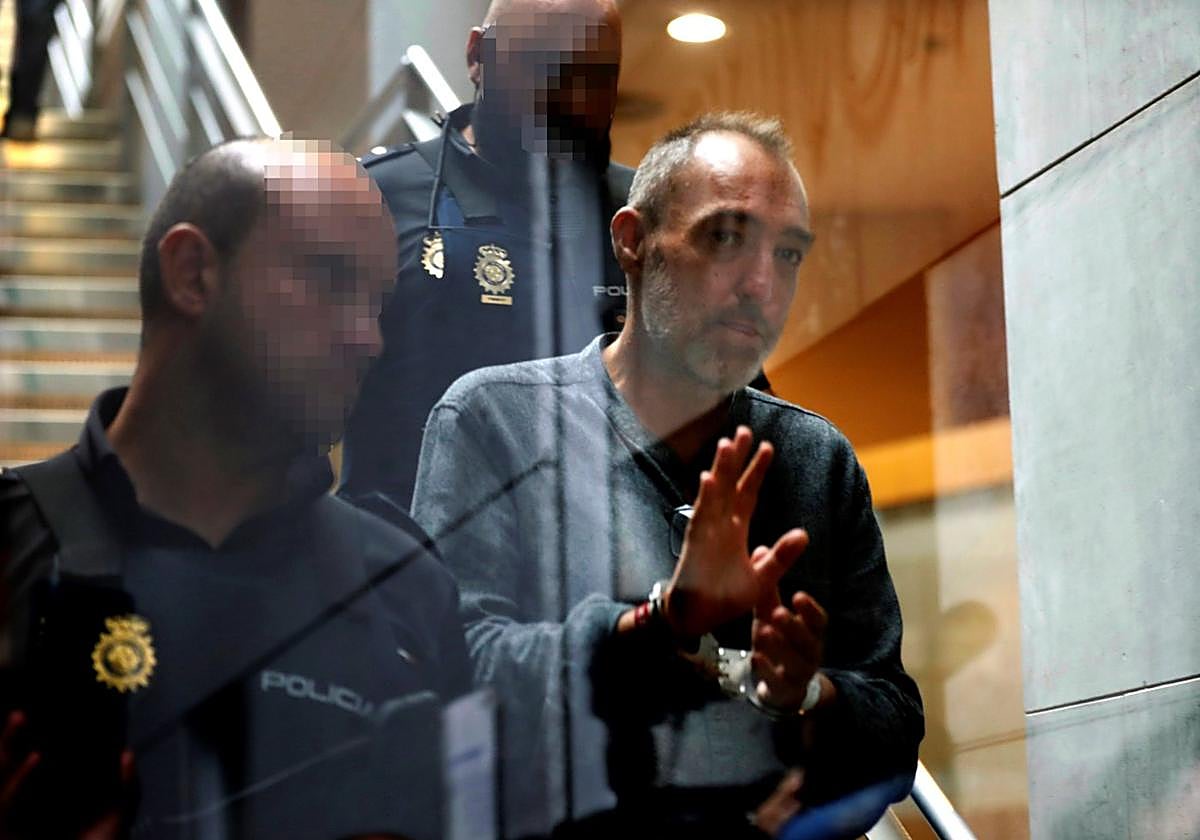 Natalio Grueso, esposado a su salida de la Audiencia Provincial en septiembre de 2018.