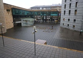 El Centro Cívico, con el Palacio de Justicia de Llamaquique a la derecha.