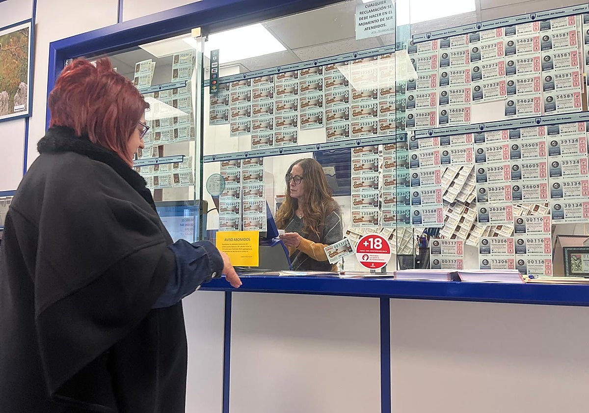 Imagen principal - La lotera Lina Lana ha dejado su casa en Oviedo para trasladarse a Teverga y confía en «la suerte del principiante».