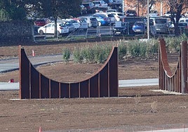 Dos cunas metálicas utilizadas en calderería decoran una de las islas.