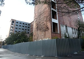 La antigua Residencia Nuestra Señora de Covadonga, rodeada de maleza y pasto del vandalismo, ahora ha sido vallada por la Tesorería.