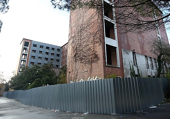 La antigua Residencia Nuestra Señora de Covadonga, rodeada de maleza y pasto del vandalismo, ahora ha sido vallada por la Tesorería.