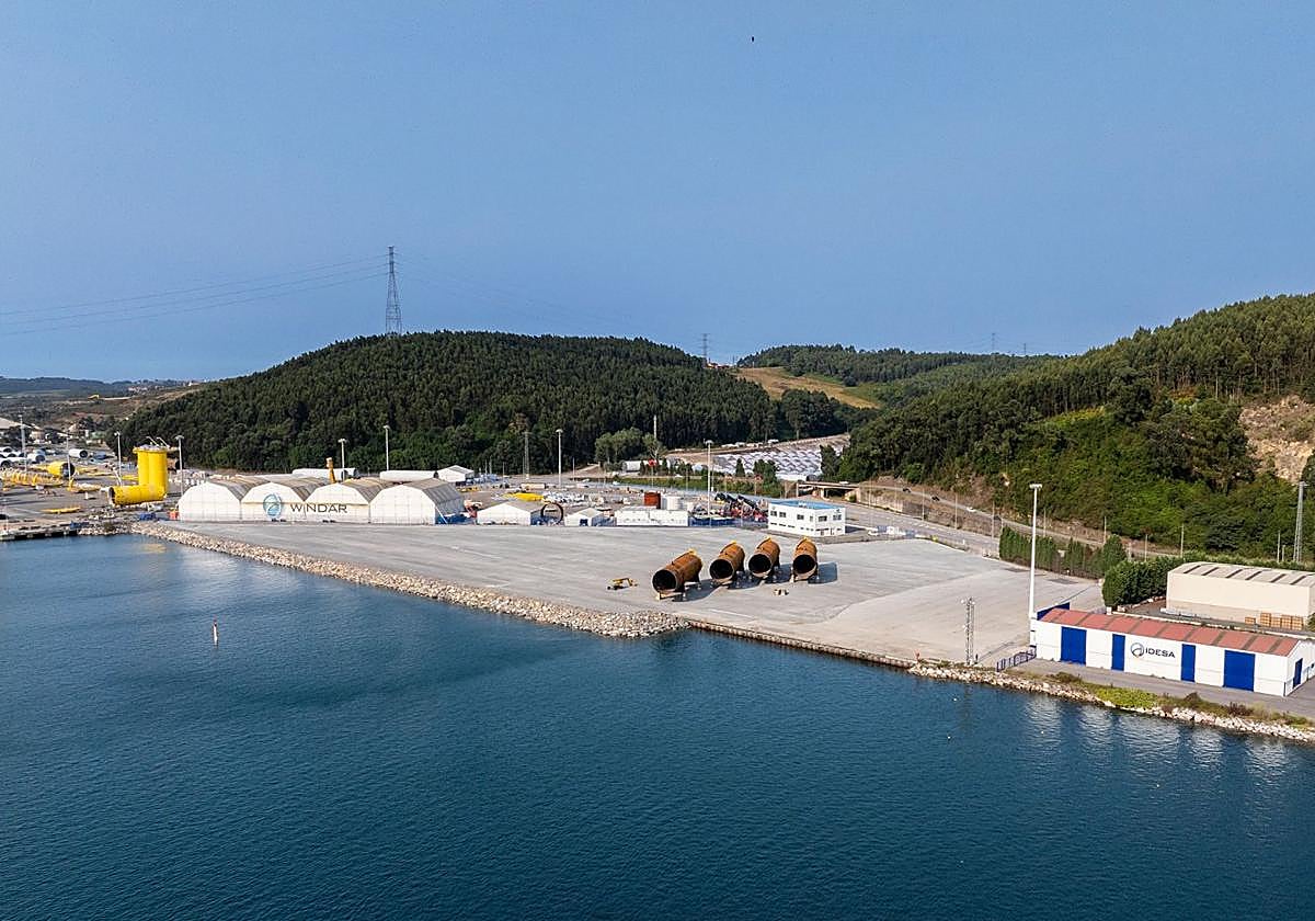 La nueva explanada logística, entre los muelles de Valliniello y ArcelorMittal, ya en uso.