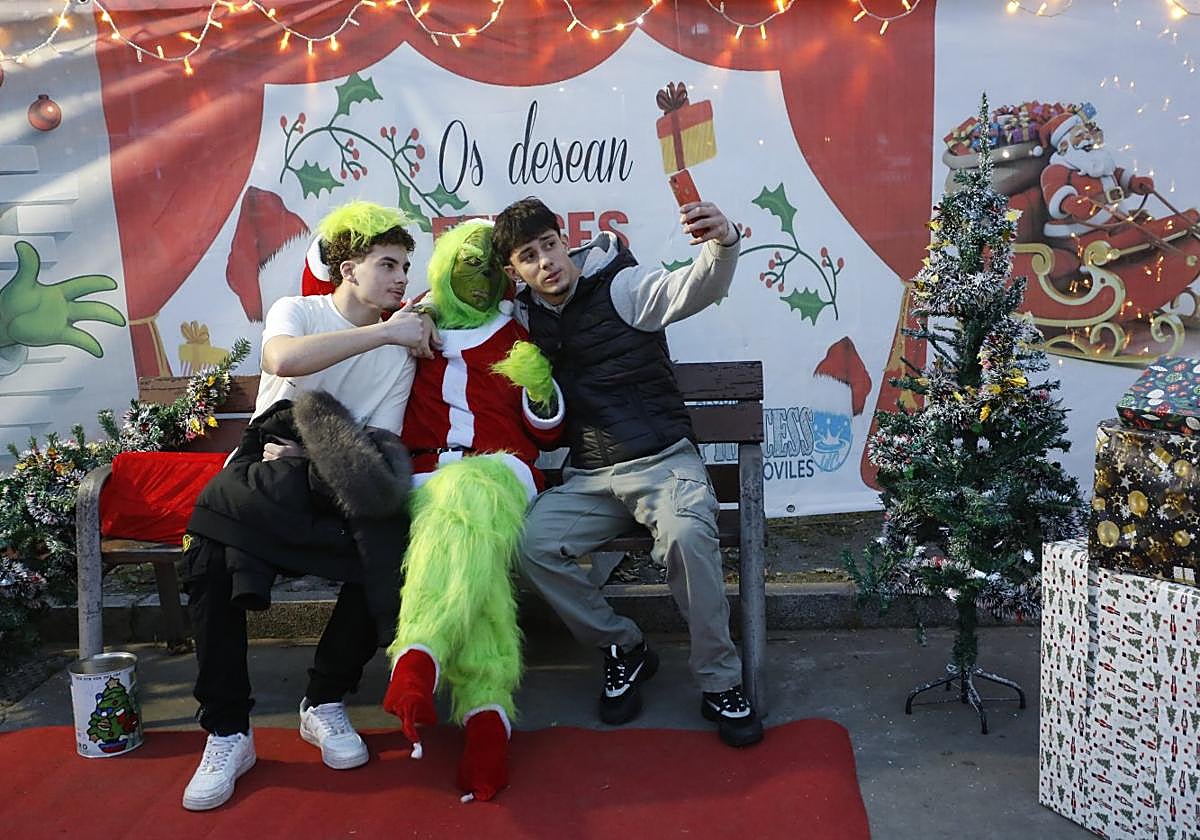 El Grinch, junto a dos seguidores, haciéndole la competencia a Papá Noel.