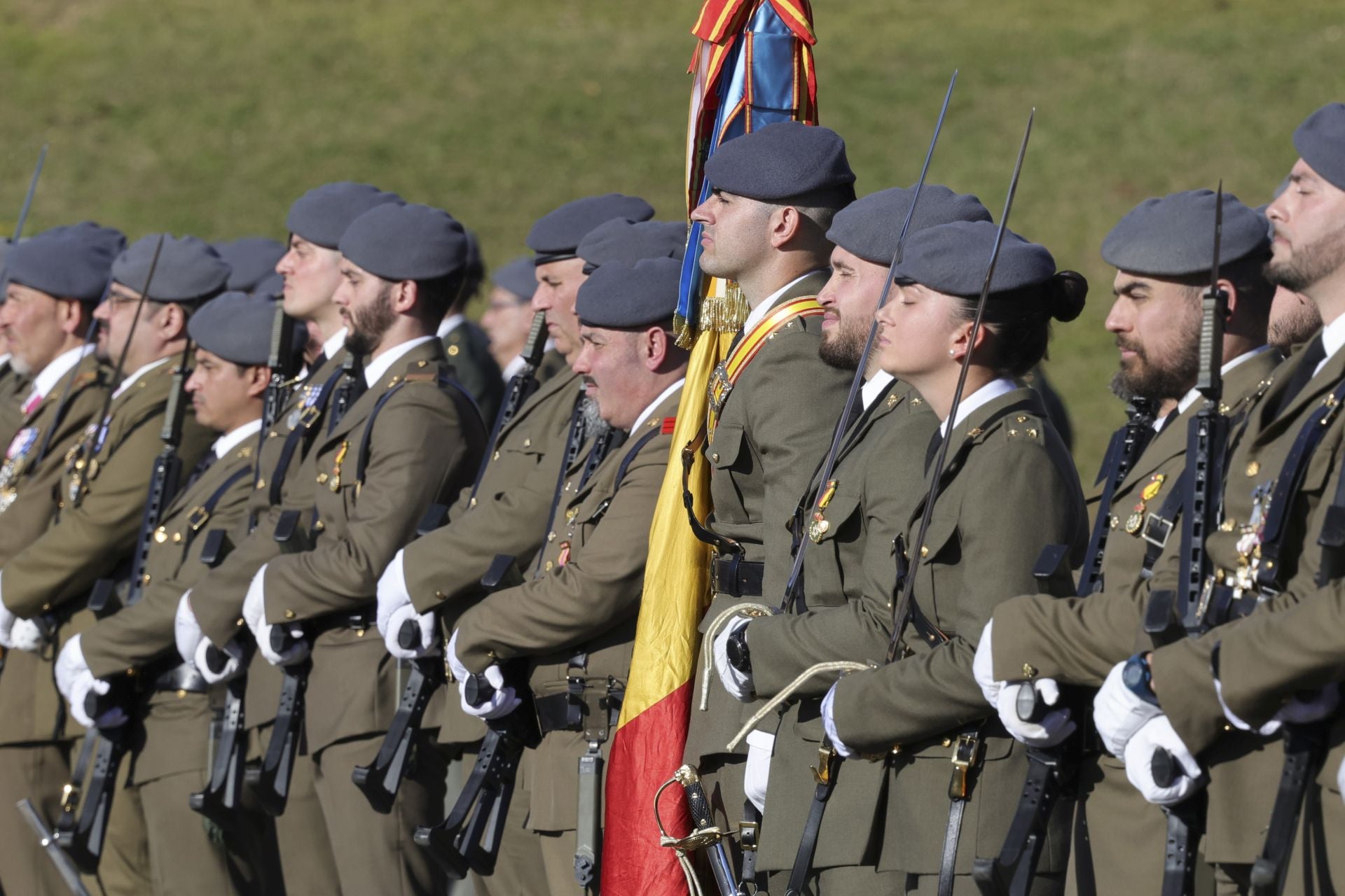 Parada militar y una despedida: las imágenes del Día de la Inmaculada en Cabo Noval